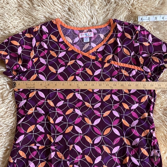 koi Scrub Top - Picture 14 of 16